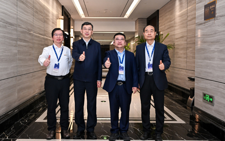 领充新能源董事长袁庆民出席车百会车能融合与智慧生态发展论坛，并与张永伟理事长展开座谈