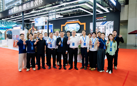 领充新能源荣获“2025年度重卡充电桩品牌”和“2025充换电行业TOP100运营商用户指数”